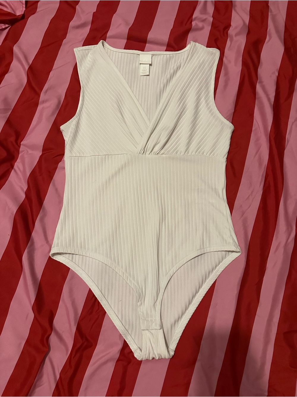 4/$20 ✨ H&M White Ribbed Surplice Bodysuit Size Medium